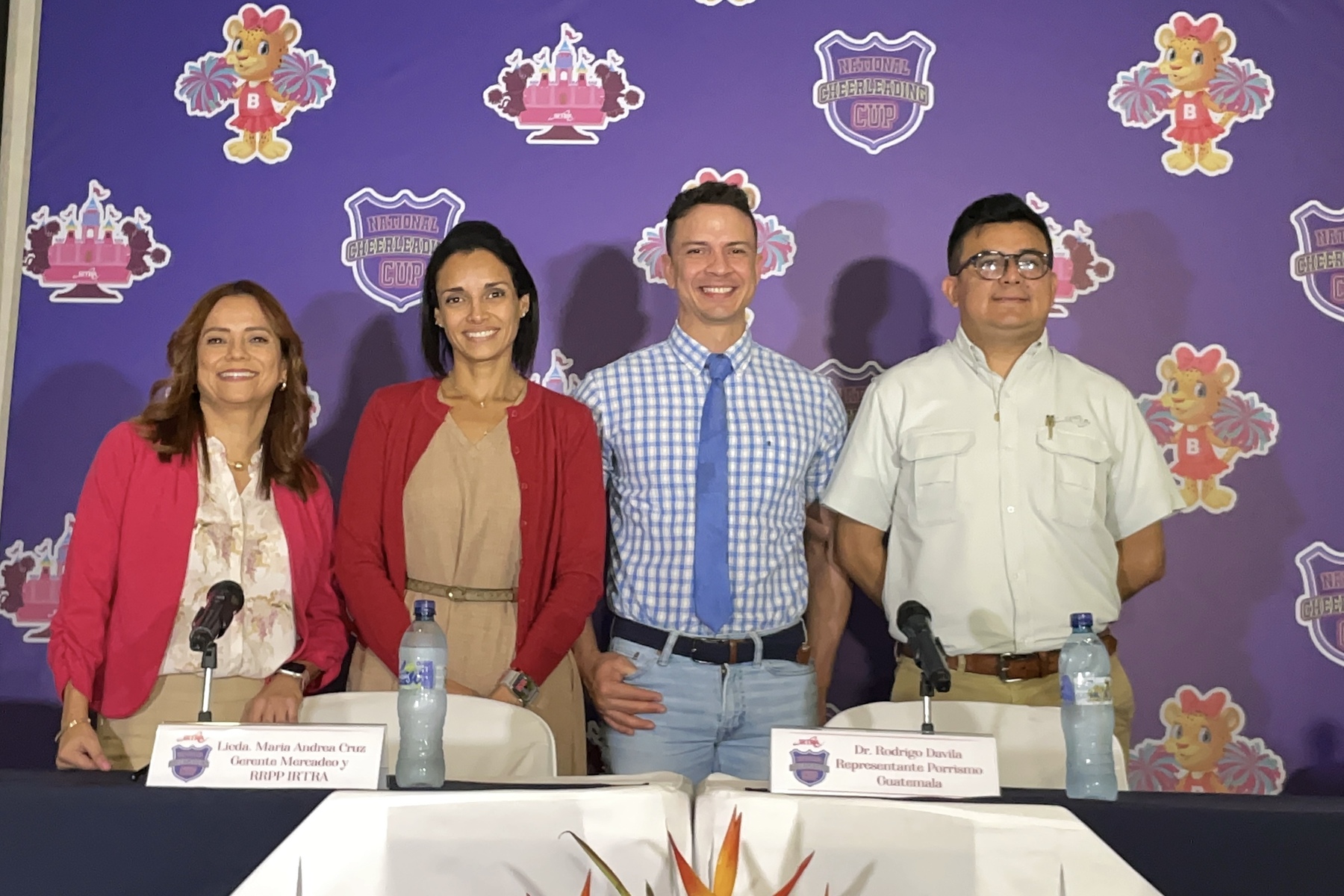 De izquierda a derecha: Georgina Pontaza, directora artística IRTRA; María Cruz, gerente de mercadeo y RRPP IRTRA; Rodrigo Davila, representante de porrismo Guatemala; Óscar Durán, jefe administrativo. Foto: La Hora/ José Orozco.