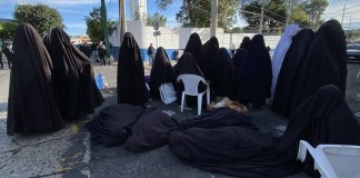 Durante varias semanas, integrantes de la secta Lev Tahor protestaron tras la institucionalización de los menores de edad. Foto La Hora: Fabricio Alonzo