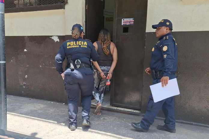 La mujer fue capturada en enero pasado por haber ingresado dinero y un teléfono a la cárcel, informó la Policía. Foto: PNC