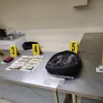 Una mujer tratada de viajar con dinero en efectivo que no fue reportado por la Superintendencia de Administración Tributaria (SAT). Foto: PNC