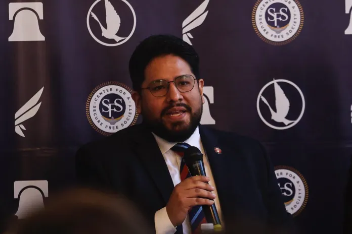 noticias falsas del Tren de Aragua InSigth Crime reveló que un funcionario del Gobierno de Donald Trump dirigó un centro de noticias falsas sobre el Tren de Aragua.
