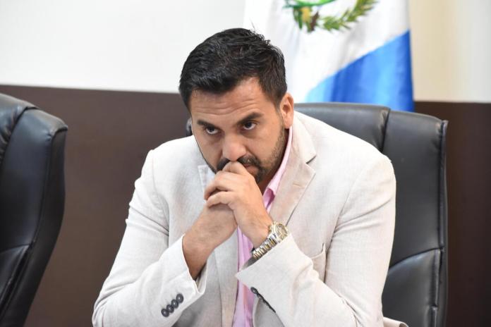 orellanarigaentradas El diputado Jairo Orellana responde por el sorteo de boletos para el partido de la selección de fútbol del 4 de septiembre. Foto: La Hora / José Orozco