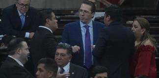 El diputado Allan Rodríguez coordinaba con sus compañeros durante la plenaria para impulsar sus iniciativas de ley. Foto: La Hora / Fabricio Alonzo