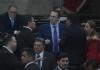 El diputado Allan Rodríguez coordinaba con sus compañeros durante la plenaria para impulsar sus iniciativas de ley. Foto: La Hora / Fabricio Alonzo