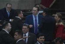 Plenaria se entrampa por señalamientos entre diputados de oposición y oficialistas El diputado Allan Rodríguez coordinaba con sus compañeros durante la plenaria para impulsar sus iniciativas de ley. Foto: La Hora / Fabricio Alonzo