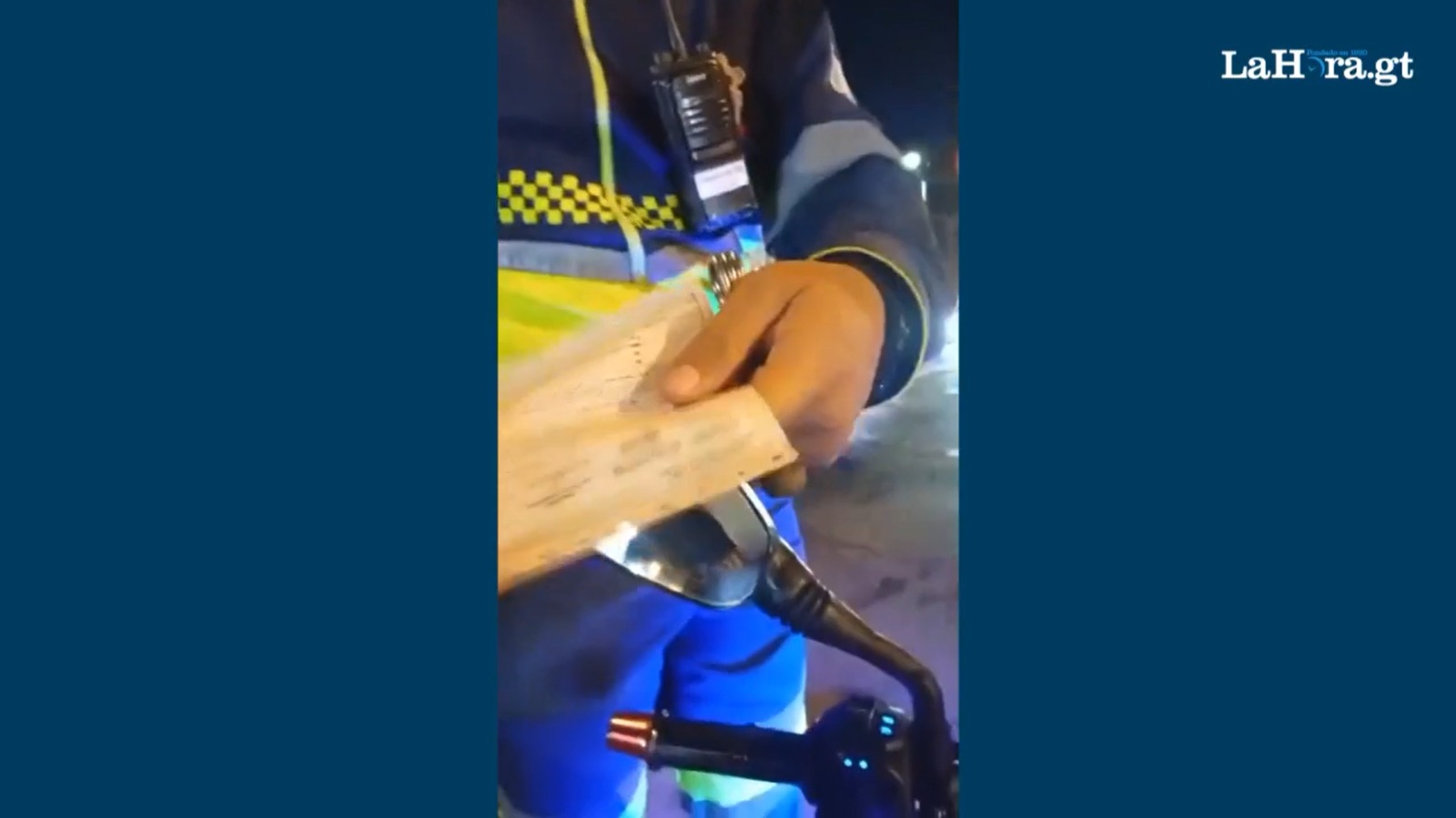 VIDEO: Motorista busca evadir multa de agente de PMT asegurando que es “influencer”
