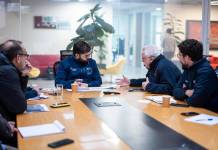 El presidente de Chile, Gabriel Boric, acudió a la empresa estatal donde están desaparecidos cinco mineros. Foto: EFE