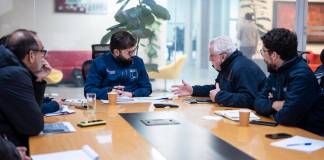 El presidente de Chile, Gabriel Boric, acudió a la empresa estatal donde están desaparecidos cinco mineros. Foto: EFE