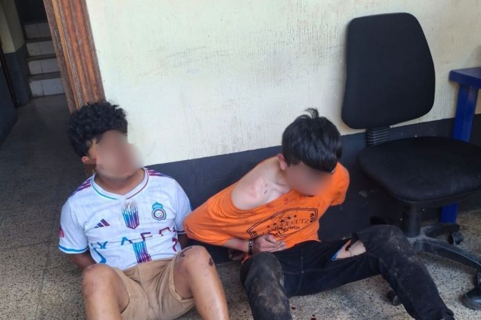 Presuntos asaltantes capturados en la aldea El Cerinal, Barberena. Foto La Hora: PNC