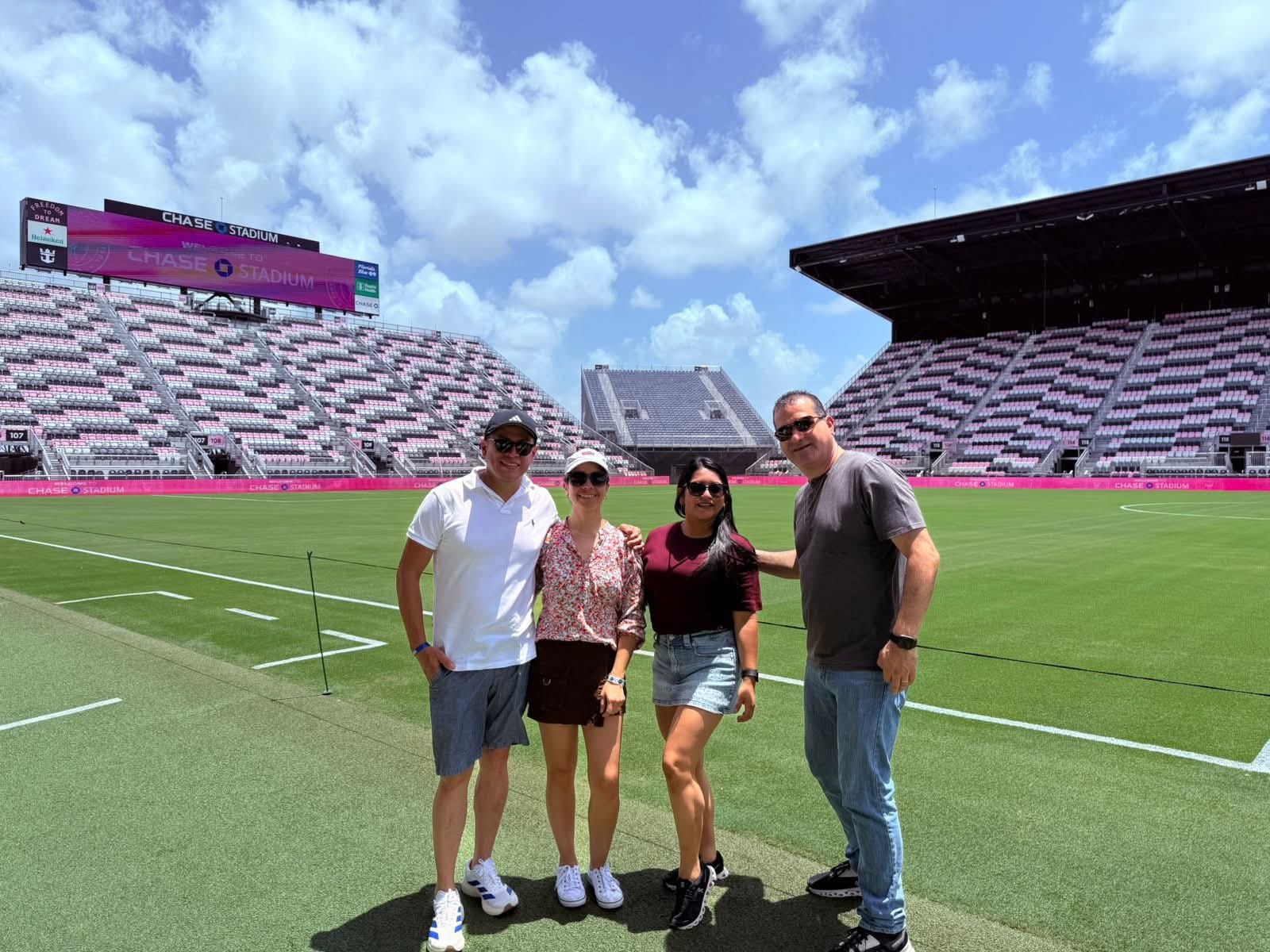 Primeros ganadores en Miami, Florida junto a sus acompañantes. Foto: Banrural.