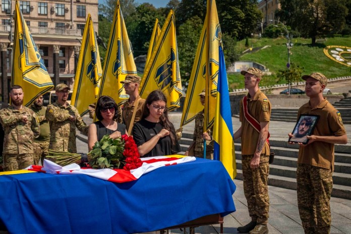 Familiares y soldados lloran a un soldado ucraniano caído en Kiev, Ucrania, el 9 de agosto del 2025. (AP foto/Dan Bashakov)