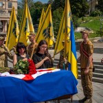 Familiares y soldados lloran a un soldado ucraniano caído en Kiev, Ucrania, el 9 de agosto del 2025. (AP foto/Dan Bashakov)