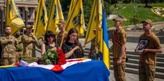 Familiares y soldados lloran a un soldado ucraniano caído en Kiev, Ucrania, el 9 de agosto del 2025. (AP foto/Dan Bashakov)