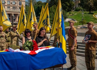 Familiares y soldados lloran a un soldado ucraniano caído en Kiev, Ucrania, el 9 de agosto del 2025. (AP foto/Dan Bashakov)
