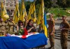 Familiares y soldados lloran a un soldado ucraniano caído en Kiev, Ucrania, el 9 de agosto del 2025. (AP foto/Dan Bashakov)