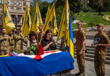 Cumbre Trump-Putin: líderes europeos respaldan a Ucrania a días de la reunión Familiares y soldados lloran a un soldado ucraniano caído en Kiev, Ucrania, el 9 de agosto del 2025. (AP foto/Dan Bashakov)
