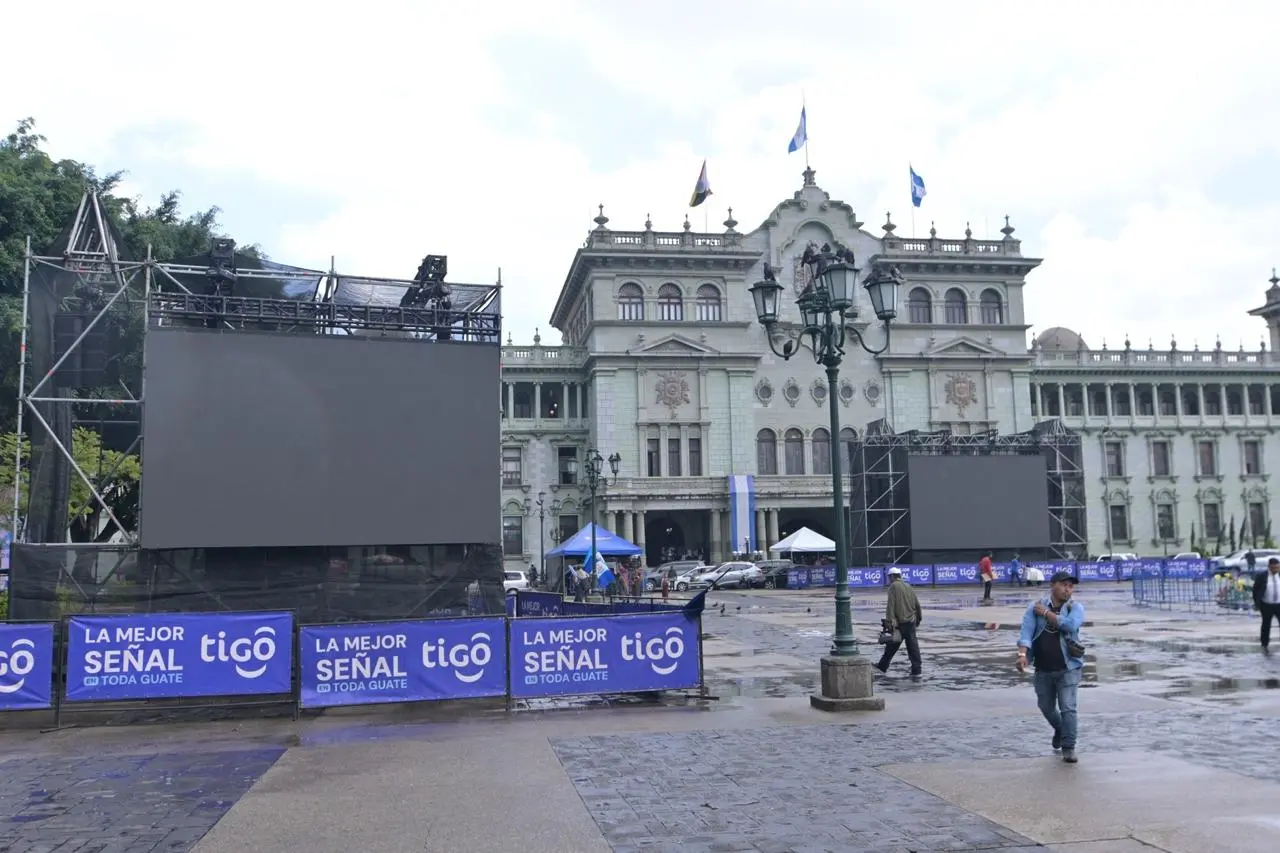 Las pantallas gigantes instaladas en la Plaza de la Constitución. Foto La Hora: Fabricio Alonzo