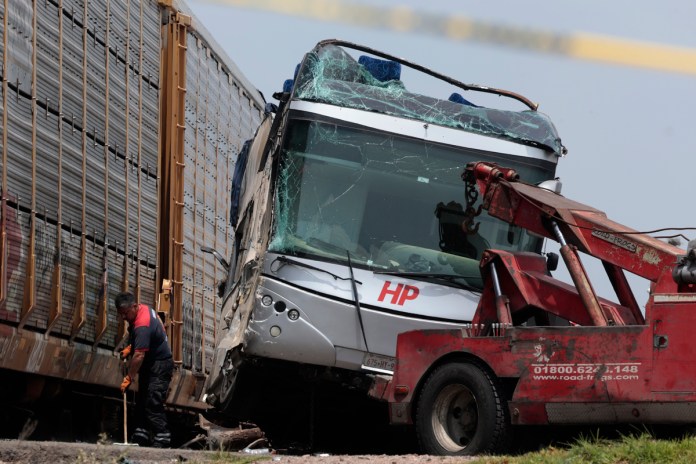 Fotografía que muestra un bus afectado tras el accidente con un ferrocarril este lunes, en Atlacomulco (México). Foto la Hora: EFE