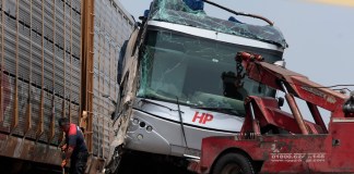 Fotografía que muestra un bus afectado tras el accidente con un ferrocarril este lunes, en Atlacomulco (México). Foto la Hora: EFE