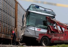 Conductor del autobús que colisionó con un tren en México aún no se presenta ante las autoridades Fotografía que muestra un bus afectado tras el accidente con un ferrocarril este lunes, en Atlacomulco (México). Foto la Hora: EFE