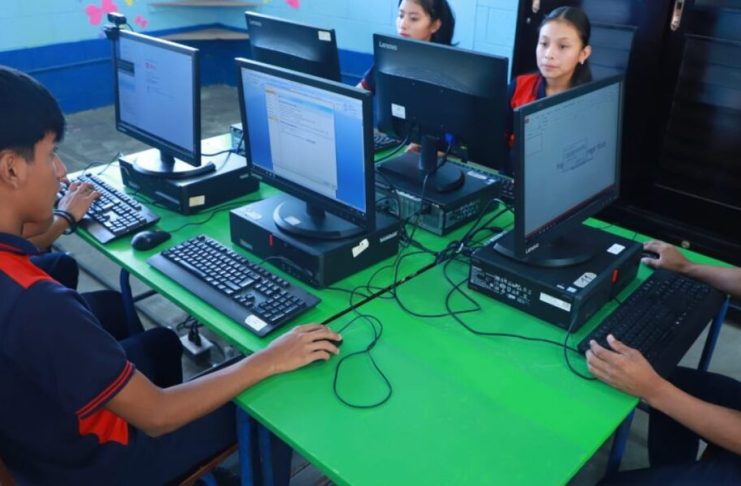 Mineduc: convenio para llevar conectividad a escuelas iniciará con centro educativos de nivel medio.