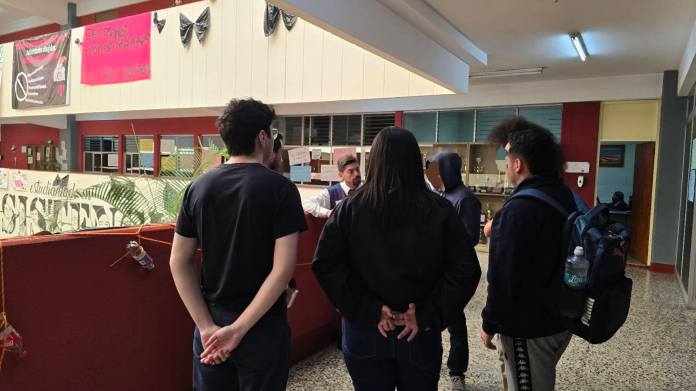 Un Juzgado de Guatemala decidió dejar en suspenso la orden del director en funciones, Berner García, para cancelar las clases en Psicología. Foto La Hora: AEPs