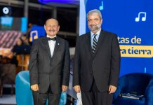 De izquierda a derecha: Maestro Lester Godínez; Roberto Ardón, Gerente de Asuntos Corporativos de Banco Industrial, durante homenaje a marimba "Notas de nuestra tierra". Foto: Cortesía Banco Industrial.