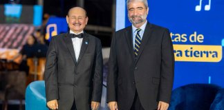De izquierda a derecha: Maestro Lester Godínez; Roberto Ardón, Gerente de Asuntos Corporativos de Banco Industrial, durante homenaje a marimba "Notas de nuestra tierra". Foto: Cortesía Banco Industrial.