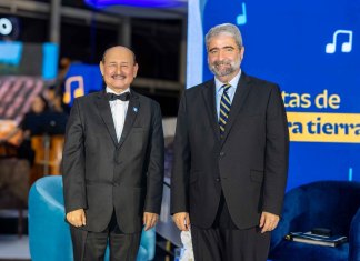 De izquierda a derecha: Maestro Lester Godínez; Roberto Ardón, Gerente de Asuntos Corporativos de Banco Industrial, durante homenaje a marimba "Notas de nuestra tierra". Foto: Cortesía Banco Industrial.