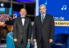 De izquierda a derecha: Maestro Lester Godínez; Roberto Ardón, Gerente de Asuntos Corporativos de Banco Industrial, durante homenaje a marimba "Notas de nuestra tierra". Foto: Cortesía Banco Industrial.