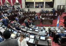 Tras reunión con Porras, Congreso aprueba en segundo debate ley para declarar a pandillas como terroristas El Congreso de la República conoció en su segundo debate la iniciativa de ley que propone declarar a pandillas como terroristas. Foto La Hora: José Orozco