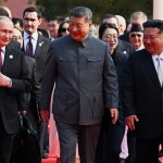 De izquierda a derecha, el presidente de Rusia, Vladímir Putin; el presidente de China, Xi Jinping, y el líder norcoreano, Kim Jong Un, llegan a un desfile militar para conmemorar el 80 aniversario de la rendición de Japón en la II Guerra Mundial en Beijing, China, el miércoles 3 de septiembre de 2025. Foto La Hora: AP.