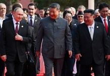 De izquierda a derecha, el presidente de Rusia, Vladímir Putin; el presidente de China, Xi Jinping, y el líder norcoreano, Kim Jong Un, llegan a un desfile militar para conmemorar el 80 aniversario de la rendición de Japón en la II Guerra Mundial en Beijing, China, el miércoles 3 de septiembre de 2025. Foto La Hora: AP.