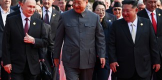 De izquierda a derecha, el presidente de Rusia, Vladímir Putin; el presidente de China, Xi Jinping, y el líder norcoreano, Kim Jong Un, llegan a un desfile militar para conmemorar el 80 aniversario de la rendición de Japón en la II Guerra Mundial en Beijing, China, el miércoles 3 de septiembre de 2025. Foto La Hora: AP.
