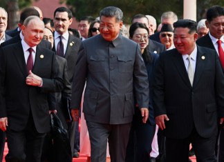 De izquierda a derecha, el presidente de Rusia, Vladímir Putin; el presidente de China, Xi Jinping, y el líder norcoreano, Kim Jong Un, llegan a un desfile militar para conmemorar el 80 aniversario de la rendición de Japón en la II Guerra Mundial en Beijing, China, el miércoles 3 de septiembre de 2025. Foto La Hora: AP.