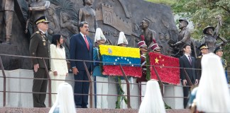 Fotografía cedida donde se observa al presidente de Venezuela, Nicolás Maduro (3-i), junto al embajador de China, Lan Hu (3-d), durante en un acto de Gobierno este 3 de septiembre, en Caracas. Foto La Hora: EFE