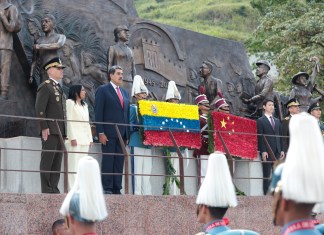 Fotografía cedida donde se observa al presidente de Venezuela, Nicolás Maduro (3-i), junto al embajador de China, Lan Hu (3-d), durante en un acto de Gobierno este 3 de septiembre, en Caracas. Foto La Hora: EFE