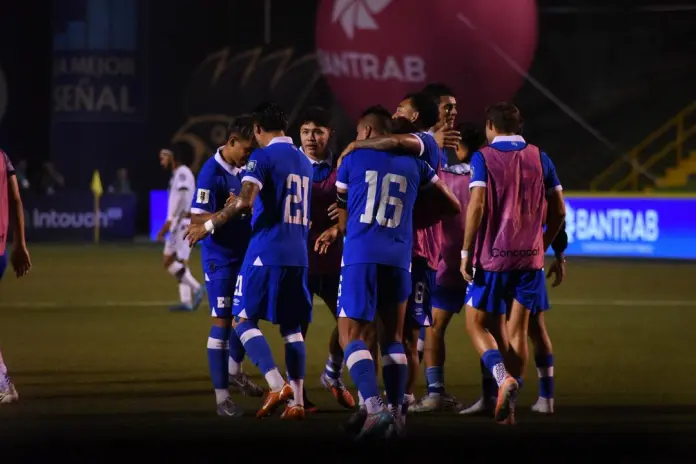 Guatemala cayó ante El Salvador, y dejó que se quedara con los tres primeros puntos y el liderato de la tabla del Grupo A. Foto La Hora: José Orozco Guatemala cayó ante El Salvador, y dejó que se quedara con los tres primeros puntos y el liderato de la tabla del Grupo A. Foto La Hora: José Orozco