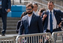 El presidente de Chile, Gabriel Boric, sale de la sesión de apertura de la Asamblea General de Naciones Unidas. Foto La Hora: EFE
