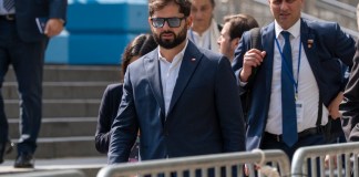 El presidente de Chile, Gabriel Boric, sale de la sesión de apertura de la Asamblea General de Naciones Unidas. Foto La Hora: EFE