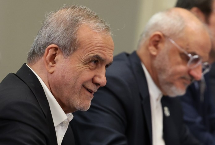 Presidente de Irán Masoud Pezeshkian en su reunión con líderes de China y Rusia. Foto La Hora: EFE
