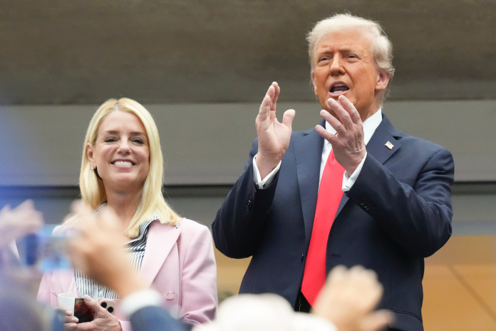 El presidente estadounidense Donald Trump provocó descontento y abucheos durante su vista en el US Open de este domingo. Foto La Hora: AP El presidente estadounidense Donald Trump provocó descontento y abucheos durante su vista en el US Open de este domingo. Foto La Hora: AP