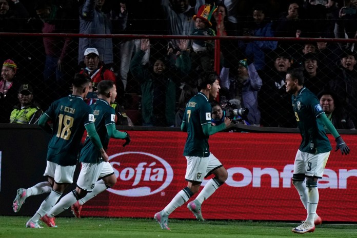 La selección de Bolivia venció 1-0 a Brasil, con lo cual se quedó con el boleto para el repechaje al Mundial 2026. Foto La Hora: AP