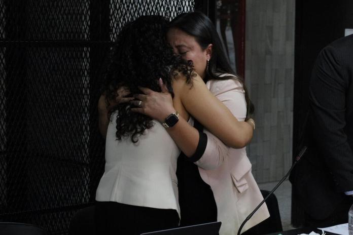La fiscal Paola Pimentel abraza a su abogada Joseline Jácome tras ser declarada inocente por la jueza Patricia Verás. Foto La Hora: Daniel Ramírez.