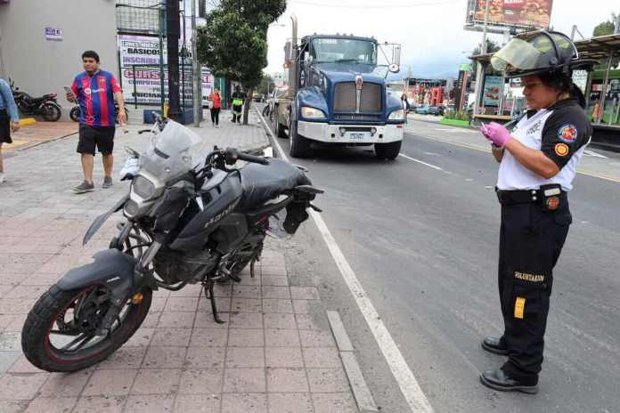 Incidente vehicular en calzada Aguilar Batres deja un fallecido y la ruta bloqueada hacia el centro de la ciudad. Foto La Hora_ CVB