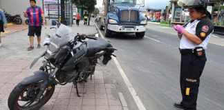 Incidente vehicular en calzada Aguilar Batres deja un fallecido y la ruta bloqueada hacia el centro de la ciudad. Foto La Hora_ CVB