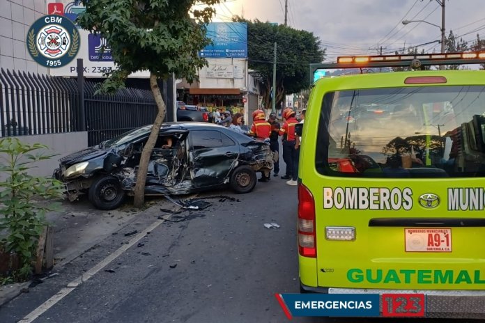 Accidente en 20 calle que solo reportó pérdidas materiales. Foto La Hora: Bomberos Municipales