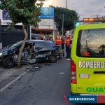 Accidente en 20 calle que solo reportó pérdidas materiales. Foto La Hora: Bomberos Municipales