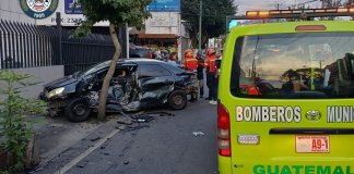 Accidente en 20 calle que solo reportó pérdidas materiales. Foto La Hora: Bomberos Municipales