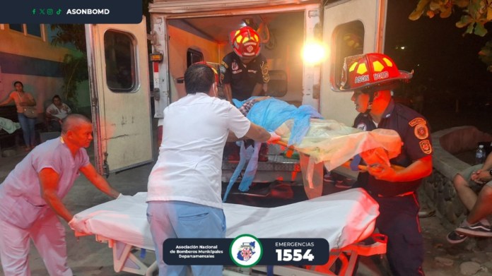 Colisión entre mototaxi y coaster deja a cinco personas heridas en Zacapa. Foto La Hora: Bomberos Municipales Departamentales